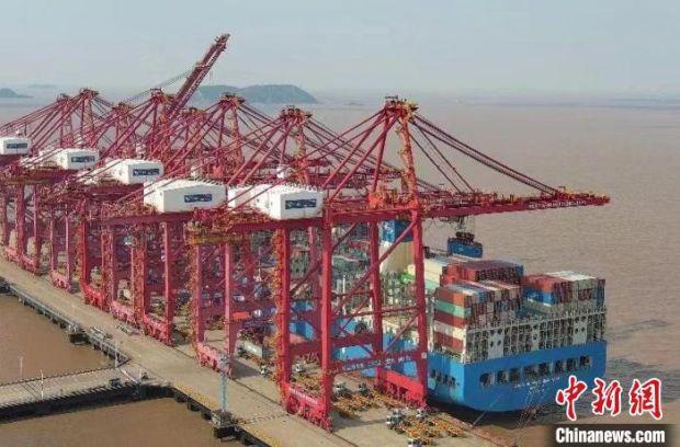超级大港的“桥吊医生”：在40米高空守护港口“心脏”